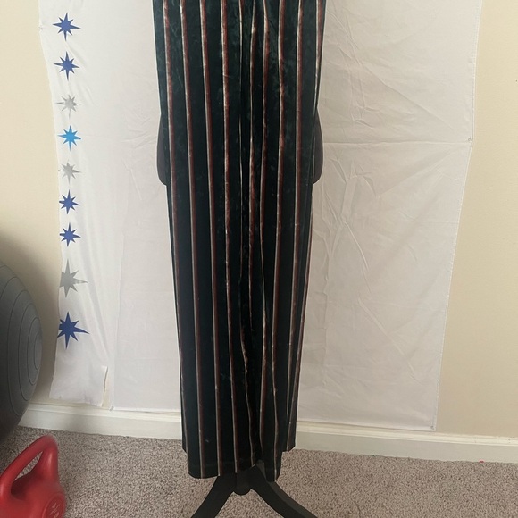 Women’s Forever‎ 21 Contemporary, green striped wide leg velvet dress pants. - Picture 6 of 14